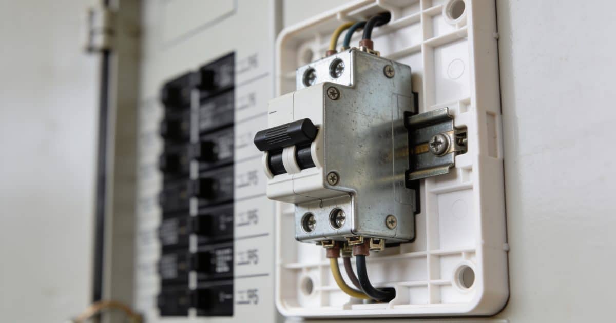 Disjoncteur électrique installé dans un tableau de distribution résidentiel.
