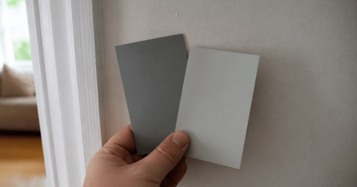 Deux echantillons de peinture montrant finitions differentes.