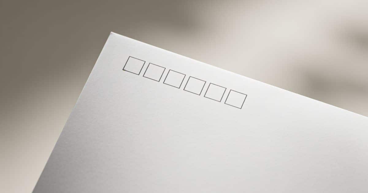 Enveloppe avec code postal imprimé sur surface blanche