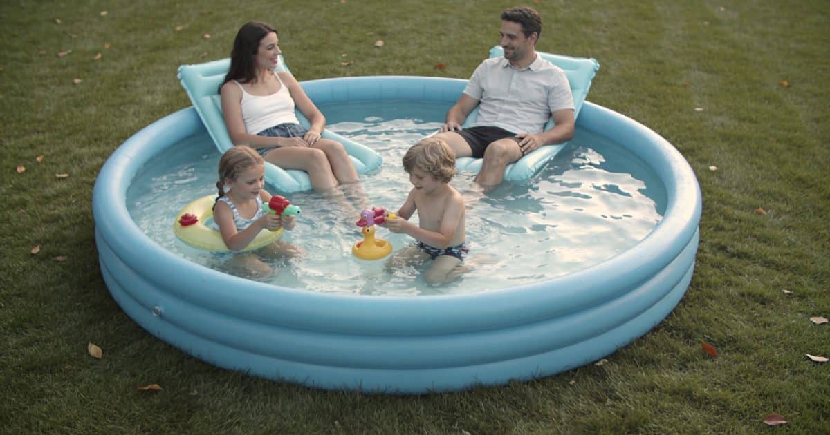 Famille relaxant dans bassin rond gonflable bleu.