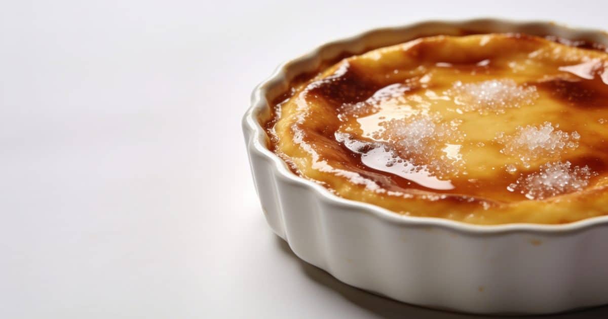 Flan caramelise dore dans moule rond ceramique blanche