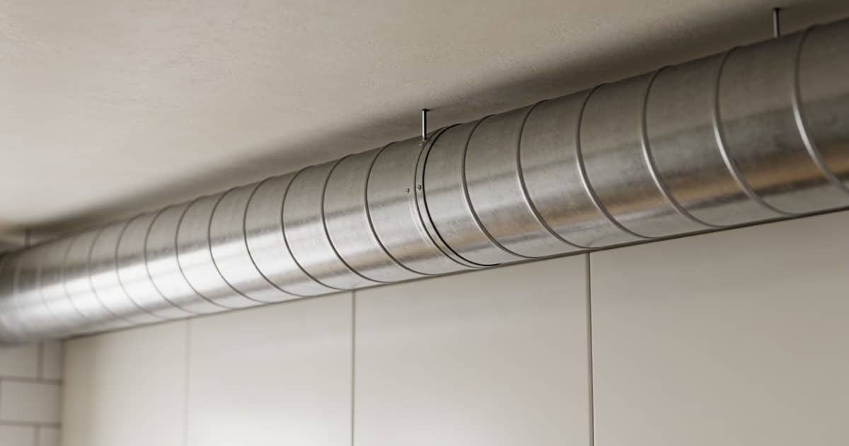 Gaine de ventilation installée horizontalement sous plafond cuisine