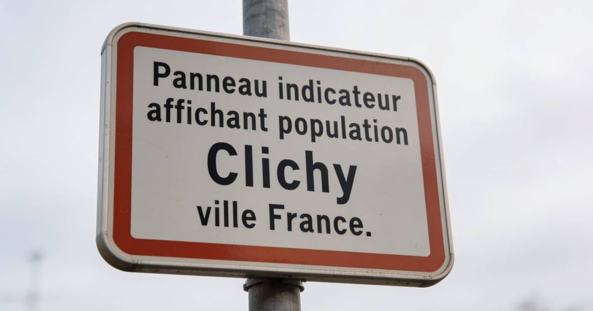 Panneau indicateur affichant population Clichy ville France.