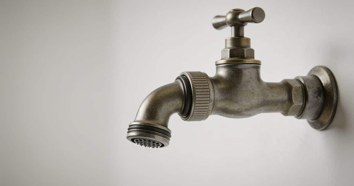Robinet avec embout reducteur integre et jet ajuste