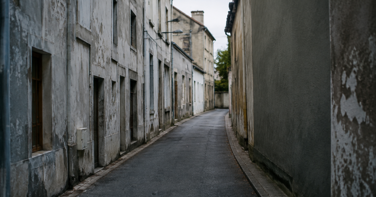 Passage urbain desert avec facades grises et degradees