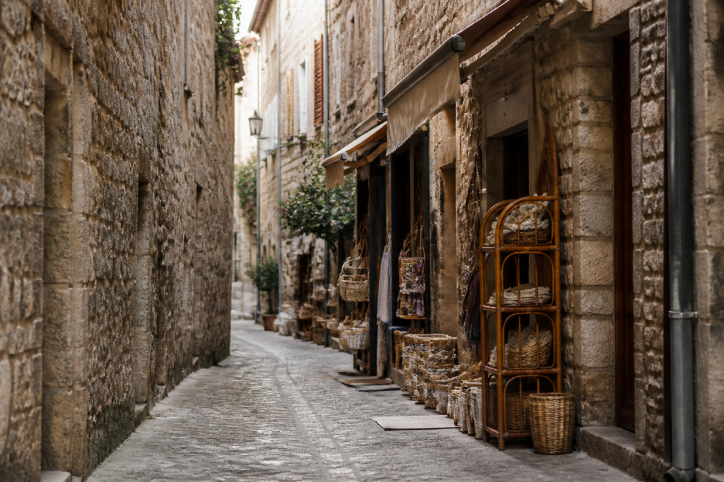 Remparts de pierre, ruelles etroites, commerces d'une vieille cite