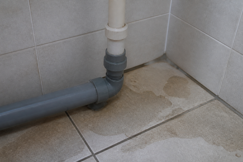 Tuyaux coudes raccords joints carrelage trace humide