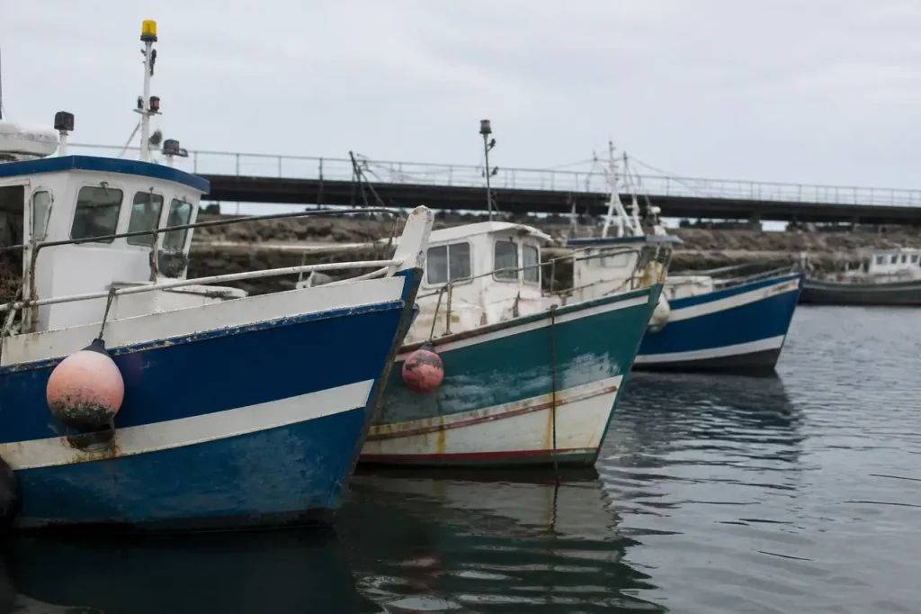 Bateaux de peche amarres dans un port breton