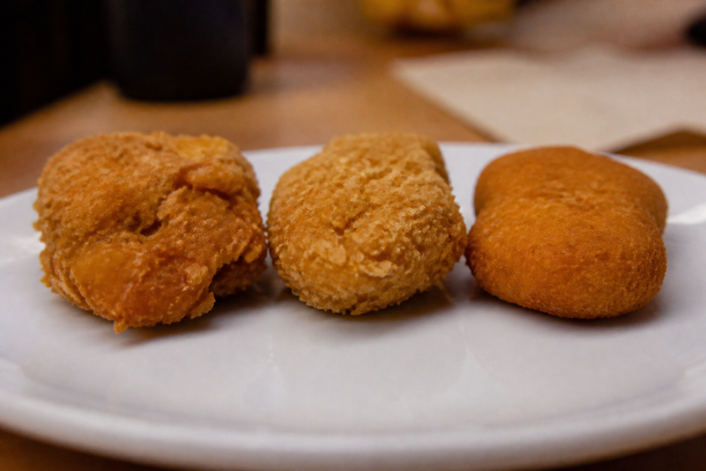 Trois nuggets avec differents enrobages aux textures variees
